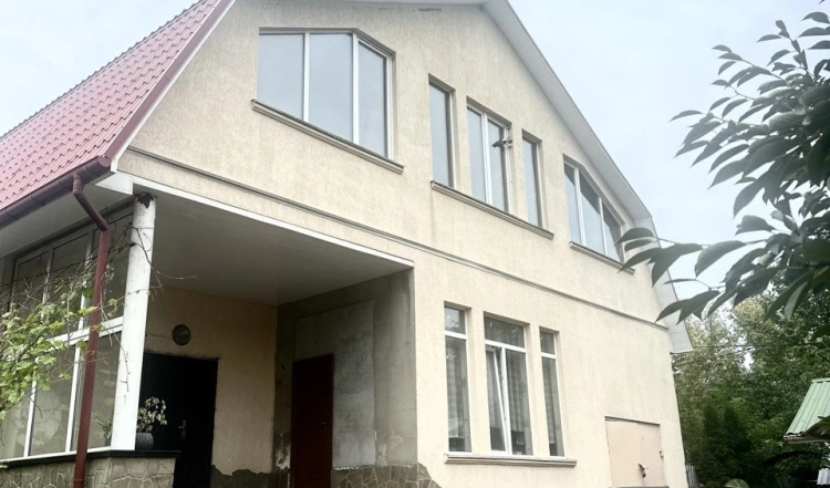 Продаж просторого будинку в Житомирі з ділянкою 10 соток!