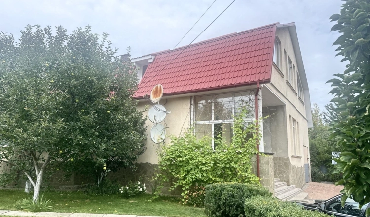 Продаж просторого будинку в Житомирі з ділянкою 10 соток!