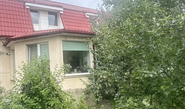 Продаж просторого будинку в Житомирі з ділянкою 10 соток!