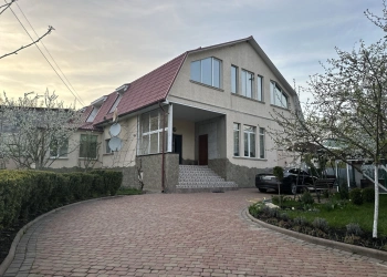 Продаж просторого будинку в Житомирі з ділянкою 10 соток!