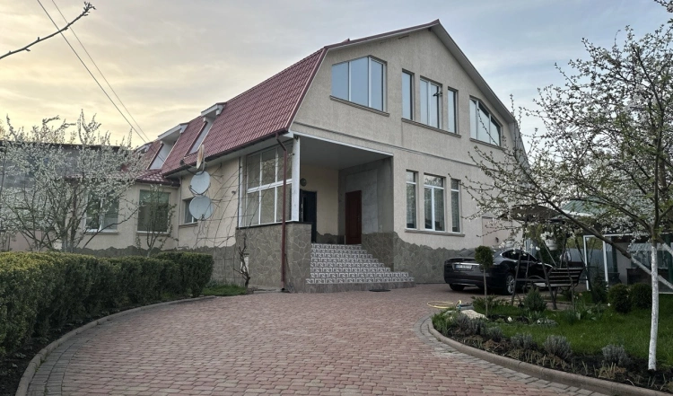 Продаж просторого будинку в Житомирі з ділянкою 10 соток!